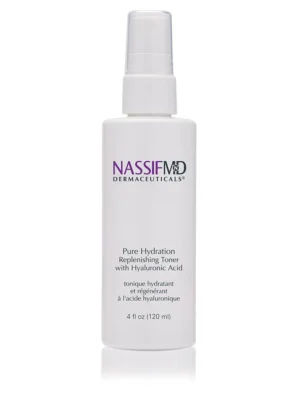 Djelovanje: - Vraća osjećaj ravnoteže kože nakon čišćenja i eksfolijacije - Hidratizira i umiruje kožu - Pomaže pripremiti kožu za nanošenje seruma i ostalih proizvoda za njegu - Ostavlja kožu svježom, mekanom i ugodnom - Pomaže smanjiti osjećaj zatezanja nakon čišćenja - Podržava ujednačeniji i zaglađeniji izgled kože - Pomaže kontrolirati višak sebuma bez isušivanja kože - Lagan je, proziran i brzo se upija Ključni sastojci: Abermat® Amplified: hidratantni polisaharid dobiven iz morskih izvora. Pomaže apsorbirati višak sebuma, pružiti mat izgled i održati osjećaj hidratacije bez isušivanja kože. Epidermosil®: spoj s organskom jezgrom silicija u kombinaciji s hijaluronskom kiselinom. Pomaže održati hidrataciju, podržati zaglađeniji izgled kože i pripremiti kožu za daljnju njegu. Dipotassium Glycyrrhizate: sastojak dobiven iz korijena sladića, poznat po umirujućem i antioksidativnom djelovanju. Pomaže ublažiti osjećaj osjetljivosti i nelagode na koži. Hijaluronska kiselina: snažan humektans koji privlači i veže vlagu u koži. Pomaže održati hidrataciju, mekoću, elastičnost i puniji izgled kože. Ekstrakt Centelle Asiatice: biljni sastojak bogat aminokiselinama i antioksidansima. Pomaže umiriti kožu, podržati kožnu barijeru i pružiti osjećaj ugode nakon čišćenja. Način primjene: Nakon čišćenja nanesite tonik na lice i vrat pomoću blazinice ili čistih dlanova. Koristiti ujutro i/ili navečer, prije seruma, hidratantne kreme i ostalih tretmanskih proizvoda. Ne ispirati. Napomena: Pure Hydration Replenishing Toner